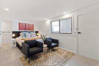 Cozy 1-Bed Studio Near Cafes and Shops - 6