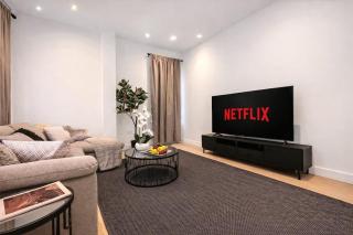 Luxury 3BR Apartment in Central Croydon - 7