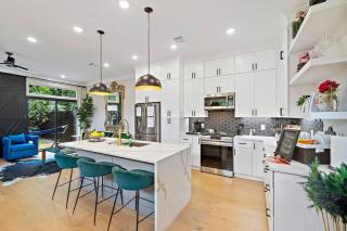 Black House - Downtown Elegance with HotTub and King Beds - 3