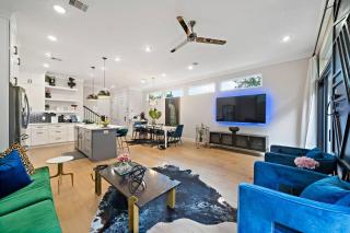 Black House - Downtown Elegance with HotTub and King Beds - 2