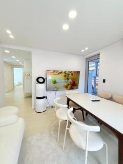 Hongdae Entrance Station 1 Min Airport Railroad Direct Spacious 3BR 2BA Entire Apartment - 4