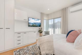 Gorgeous 3-Bed House with Spacious Shared Backyard - 7