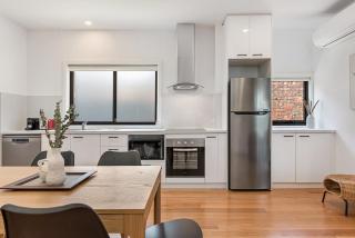 Gorgeous 3-Bed House with Spacious Shared Backyard - 9