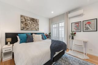 Gorgeous 3-Bed House with Spacious Shared Backyard - 1