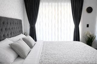 Serenity Luxe studio - King bed, Free parking garage - 6