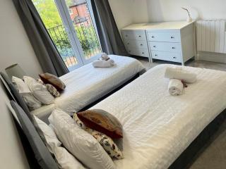 Contractor Friendly 3 Bedroom Flat with Free Parking - 7
