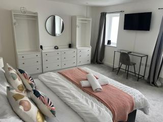 Contractor Friendly 3 Bedroom Flat with Free Parking - 9