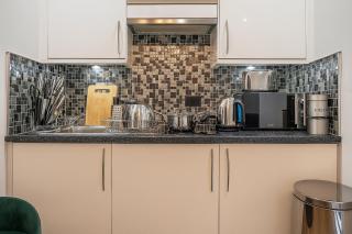 Central Located 4 guests paid parking offiste - 6