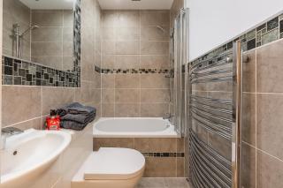 Central Located 4 guests paid parking offiste - 4