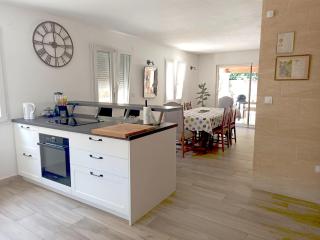 Détente en Provence, Maison avec piscine privée, parking, billard, Centre - 6