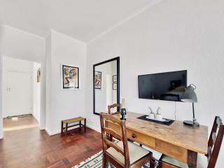 Studio Apartment in Three Anchor Bay - 9