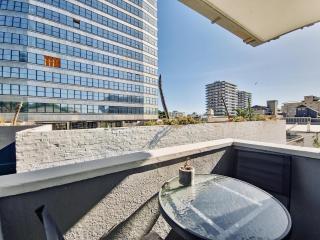 Studio Apartment in Three Anchor Bay - 2