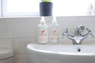 Clayton House- Conveniently Located, Spacious & Modern 4 Bedroom House Suitable for Work and Leisure Stays - 7