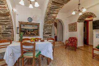 Traditional House in Koronos - 4