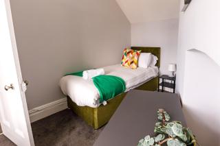 3Bed Cosy Home - Secure Off-Street Parking - 8