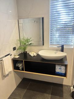 Christchurch City 1BR Accessible & Parking - 4