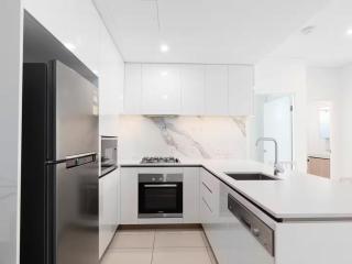 Luxury South Bank Apartment | City Views - 8