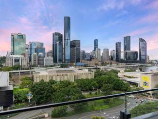 Luxury South Bank Apartment | City Views - 0