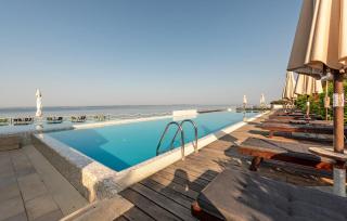 2 Bedroom Beach Front Apartment In Petrcane - 1