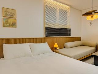 10 minutes from Hongdae, 10 minutes from Gongdeok Station, Itaewon, Haebangchon, Family accommodation, 명동 - 6