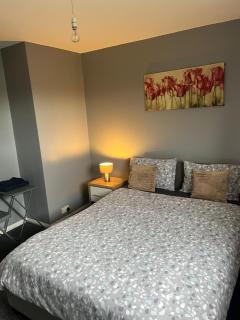 Cozy Private Double Room with Workspace & Garden View - 6