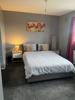 Cozy Private Double Room with Workspace & Garden View - 8