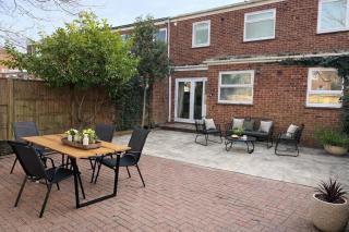 Modern Gem with Parking Walk to City Centre - 2