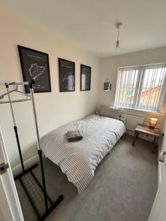3-Bed 5 Guests, Parking Near Cheltenham & Gloucester - 3