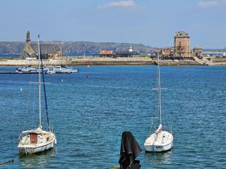 Quiétude sur le port de Camaret - 0