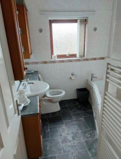 Townhouse in Birkdale, 2 double bedrooms plus 1 single, living and dining rooms, bathroom, rear courtyard with external lighting and seating, off-road parking, 400 pounds per night, 1-4 persons - 1