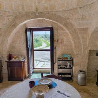 Antico trullo immerso nella campagna - 1