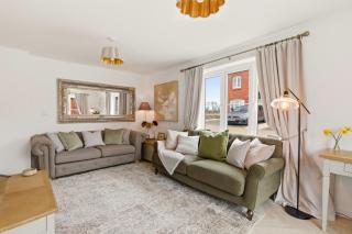 NEW! Charming 3BR Home by Shirestone Property, Ideal for Business, With Free Driveway Parking, Near Racecourse - 7