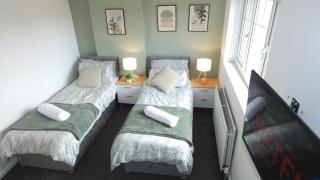 2BDR House 4 Beds & Sofa with 3 TVs Netflix PS4 Free Parking Near MCR AO Arena - 9
