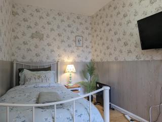 Vintage 3-Bed City Centre Gem Free Parking - 9