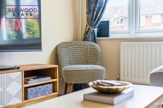BRAND NEW! Home Near Frimley Hospital, FREE Parking & WiFi By Redwood Stays - 2