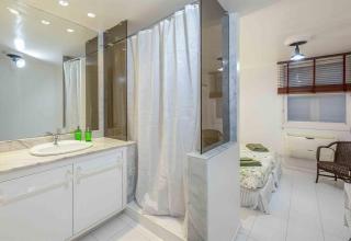 Seafront villa with jacuzzi - 4