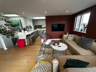 Sleek & Spacious 2BD Flat - Clapham - 0