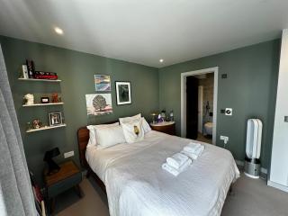 Sleek & Spacious 2BD Flat - Clapham - 6