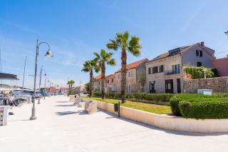 Seafront Stone Home With King Beds, Garden And Balcony - 7