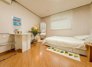 34Fully furnished studio in the heart of Hongdae, 15 minutes from Itaewon, solo travel - 0
