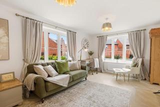 NEW! Charming 3BR Home by Shirestone Property, Ideal for Business, With Free Driveway Parking, Near Racecourse - 9