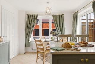 NEW! Charming 3BR Home by Shirestone Property, Ideal for Business, With Free Driveway Parking, Near Racecourse - 3