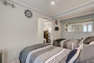 Historic building, centrally located, close to eve - 3