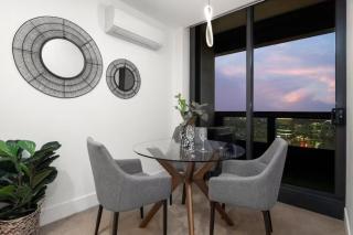 Elegant 2BR with Skyline and WI-FI & Parking - 5