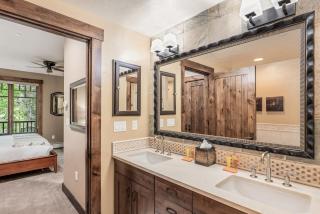 Luxe Breck Escape - 2BR & 2BA with Pool, Hot Tubs & Walk to Downtown - 4