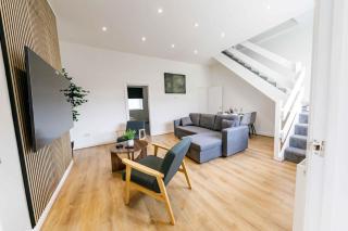 Bright 5Bed 2Bath - Near Stadium and Crownworks - 0