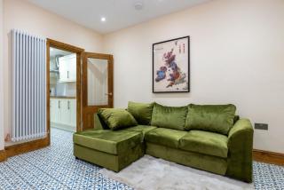 Tranquil Stoke-on-Trent 4bed 2 Bath Parking - 0