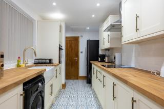 Tranquil Stoke-on-Trent 4bed 2 Bath Parking - 1