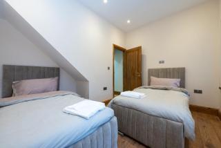 Tranquil Stoke-on-Trent 4bed 2 Bath Parking - 6