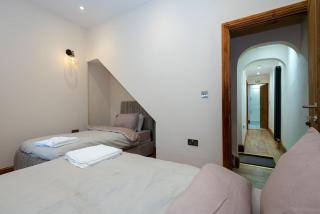 Tranquil Stoke-on-Trent 4bed 2 Bath Parking - 7